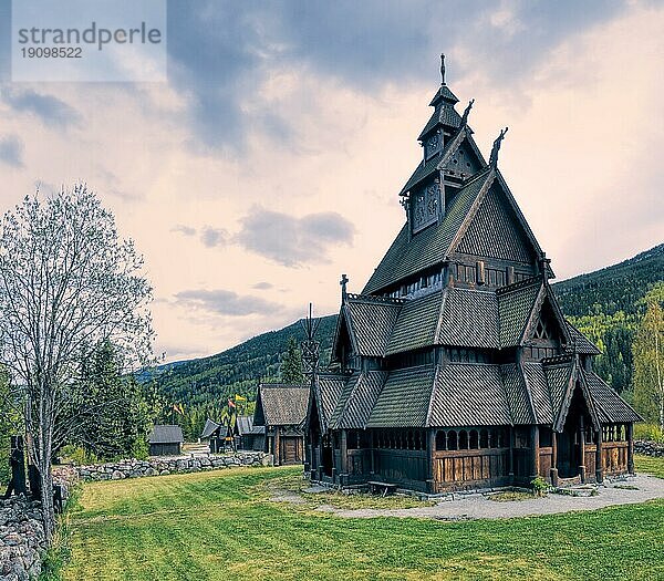 Stabkirche Gol in Norwegen an einem bewölkten Tag