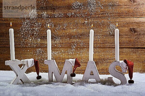 Vier brennende Kerzen auf den Buchstaben XMAS