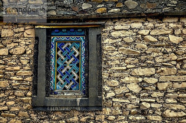 Traditionell dekoriertes Fenster in einem alten nepalesischen Steinhaus