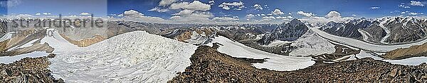 Panoramablick auf das Pamirgebirge in Tadschikistan