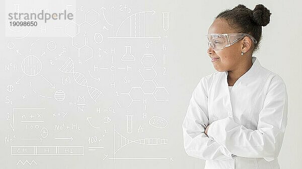 Vorderansicht Mädchen Wissenschaftlerin posiert mit Laborkittel Schutzbrille