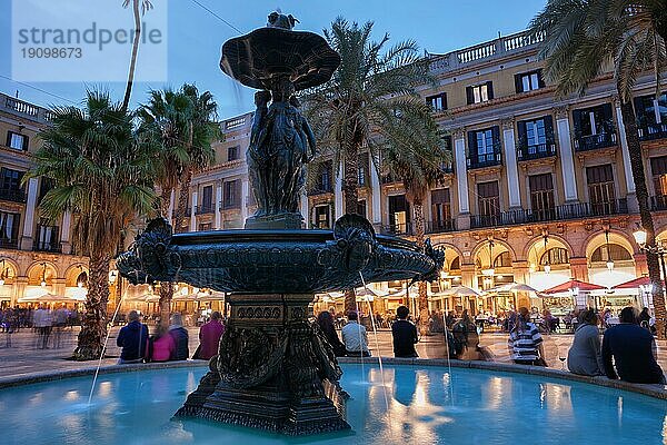 Klassischer Brunnen der drei Grazien am Placa Reial in der Stadt Barcelona in Katalonien  Spanien in der Abenddämmerung