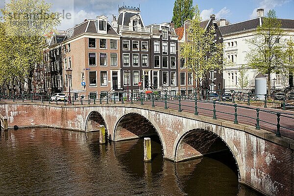 Brücke und traditionelle Reihenhäuser an der Keizersgracht in der Stadt Amsterdam  Nordholland  Niederlande  Europa