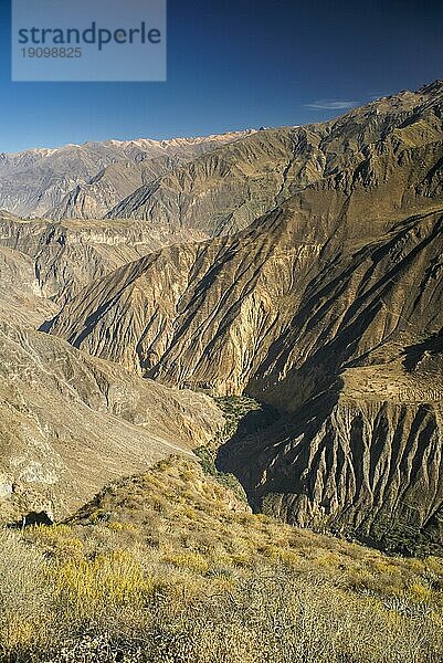 Trockene Landschaft um den Canon del Colca  berühmtes Touristenziel in Peru