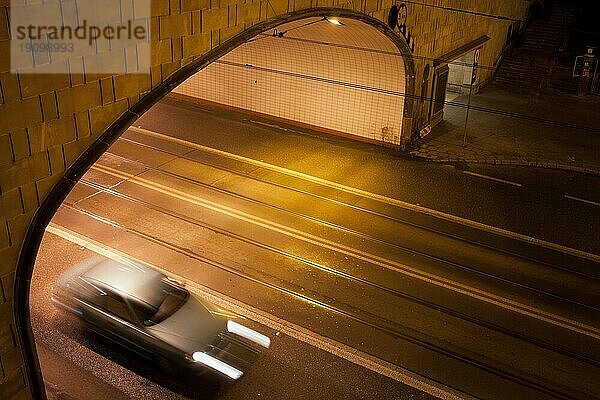 Tunnelstraße bei Nacht in Warschau  Polen  Europa