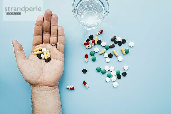 Draufsicht mit Tabletten in der Hand
