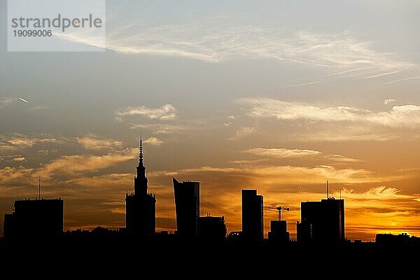 Warschau Stadtzentrum Skyline Silhouette gegen einen Himmel bei Sonnenuntergang in Polen