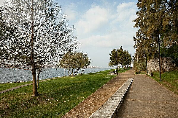 Kleiner Park am Fluss Tejo in Almada  Portugal  Europa