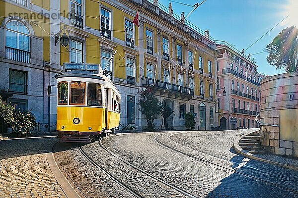 Berühmte alte gelbe Straßenbahn 28 in den engen Straßen des Alfamaviertels in Lissabon  Portugal  Symbol von Lissabon  berühmtes beliebtes Reiseziel und Touristenattraktion  Europa