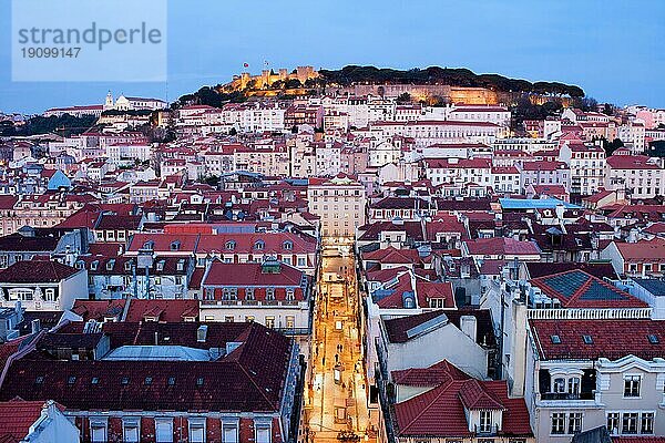Lissabon in der Abenddämmerung in Portugal  beleuchtete Fußgängerzone Rua de Santa Justa in der Mitte