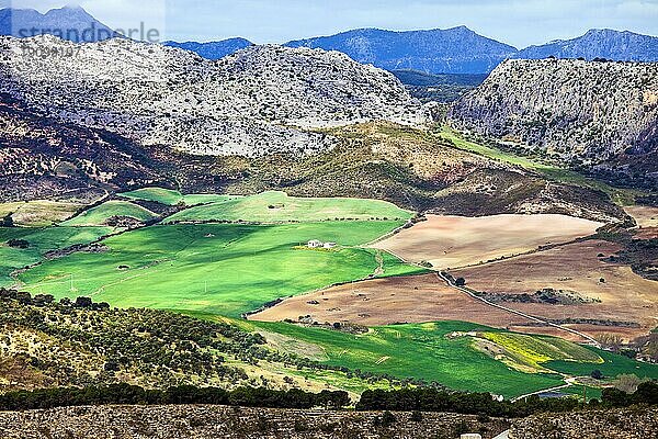 Andalusien landschaftlich reizvolle Landschaft  Bergkette  grüne Felder in einem Tal in Südspanien