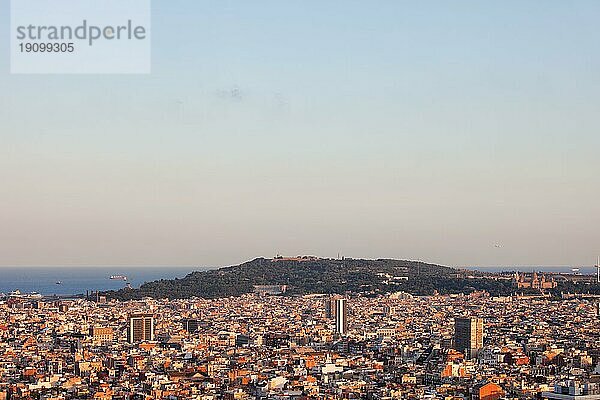Blick über die Stadt Barcelona in Katalonien  Spanien bei Sonnenuntergang in Richtung des Hügels Montjuic