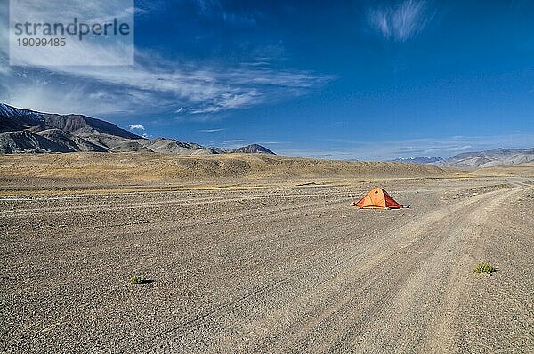 Zelt am Straßenrand im Pamirgebirge in Tadschikistan