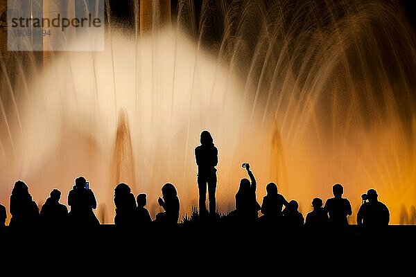 Menschen Silhouette gegen Magic Fountain beleuchtet in der Nacht in Barcelona  Katalonien  Spanien  Europa