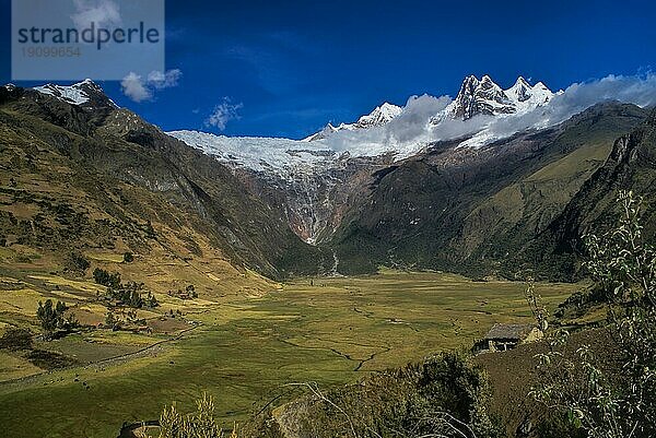 Malerisches grünes Tal inmitten der malerischen Berggipfel der peruanischen Anden