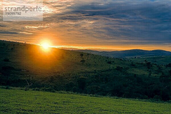 Sonnenaufgang über der grünen Landschaft Carrancas in Brasilien  Südamerika