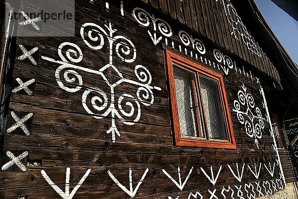 Bemalte Fassade eines traditionellen Holzhauses in der Slowakei im berühmten Dorf Cicmany