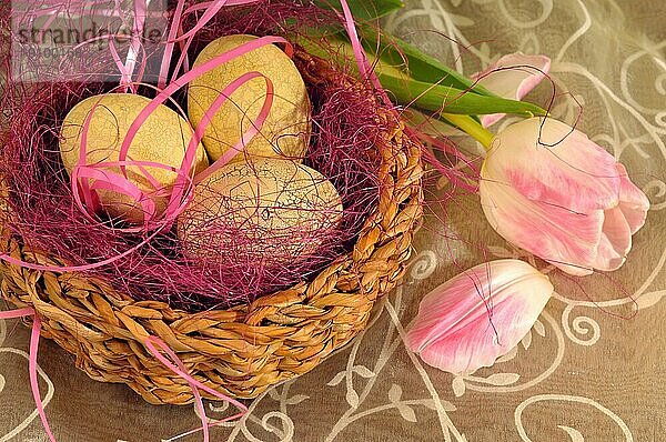 Osternest mit daneben liegender Tulpe