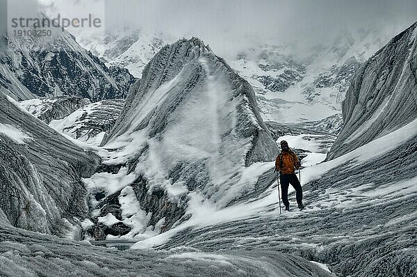 Abenteuerlustiger Wanderer auf dem Engilchek Gletscher im malerischen Tian Shan Gebirge in Kirgisistan