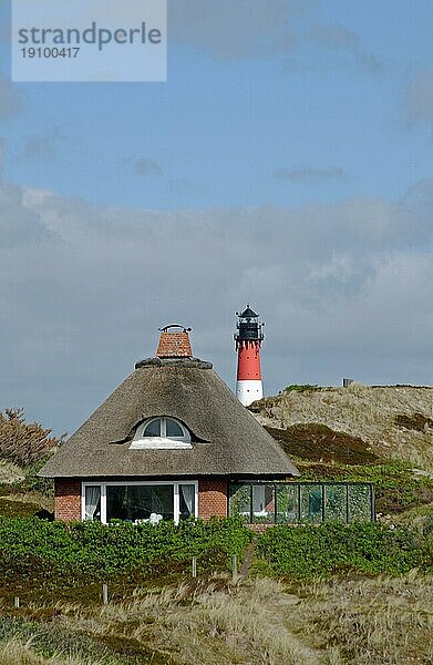 Reetdachhaus vorm Leuchtturm