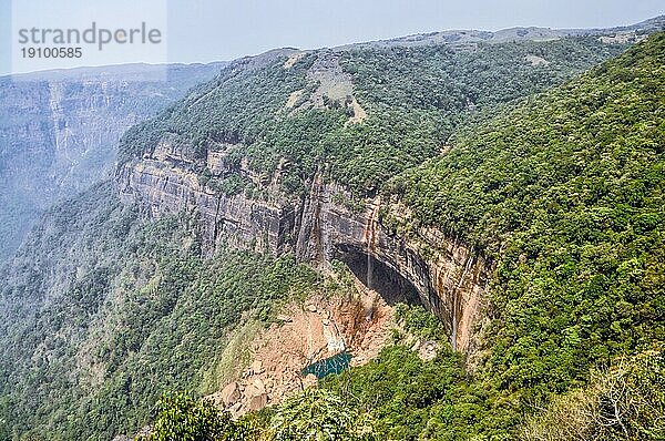 Seitenansicht der atemberaubenden Berge im indischen Cherrapunji