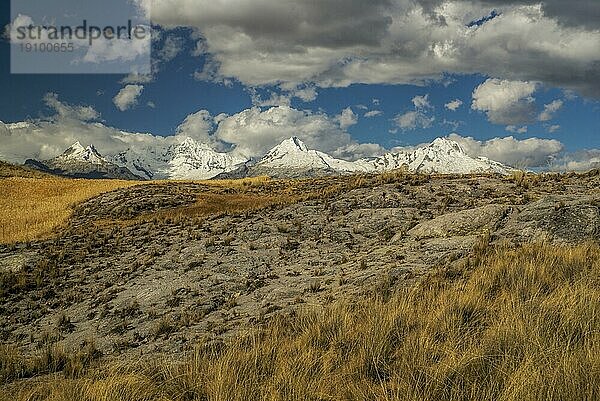 Im Schatten verborgene Hänge der peruanischen Cordillera Negra