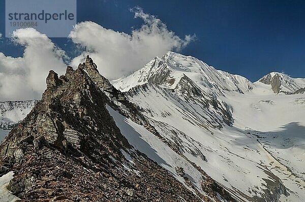 Landschaftlich zerklüfteter Bergrücken im Himalayagebirge in Nepal