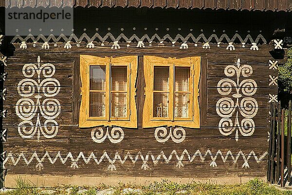 Bemalte Fassade eines traditionellen Holzhauses in der Slowakei im berühmten Dorf Cicmany