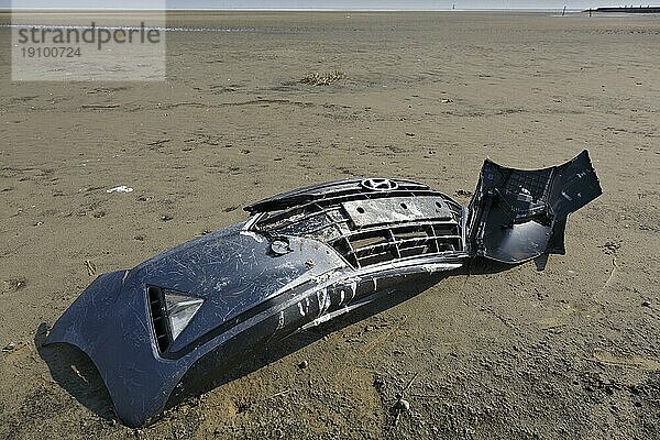 An den Strand angespülter Müll aus dem Meer  Einfluss des Menschen auf das marine Ökosystem  Minsener Oog  Niedersachsen  Deutschland  Europa