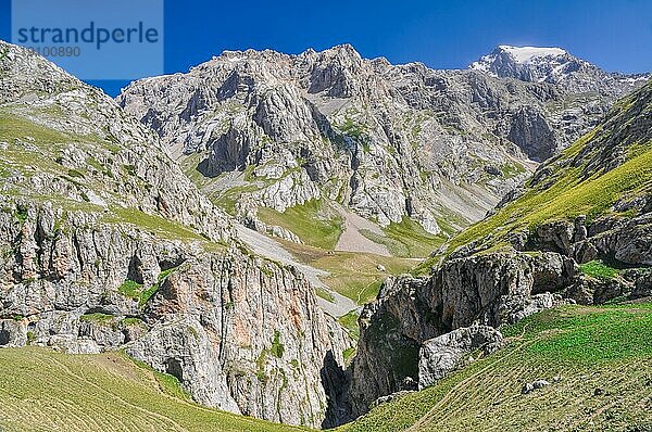 Landschaftlich reizvolle Schlucht im Tien Shan Gebirge in Kirgisistan