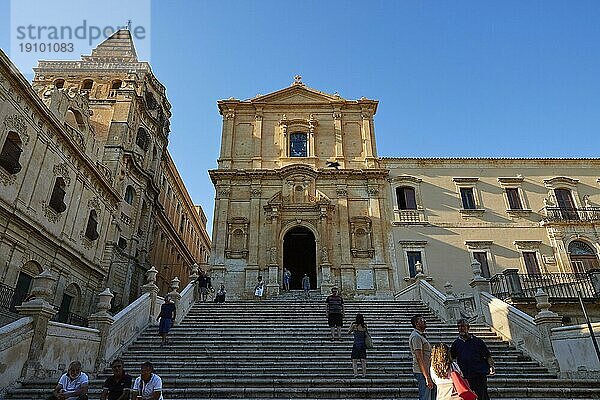 Chiesa di San Francesco d'Assisi all'Immacolata  KIrches des Heiligen Franz von Assisi  Superweitwinkel  Treppe  wenige Besucher  Noto  Barock-Stadt  Barock-Winkel  Südosten  Siziien  Italien  Europa