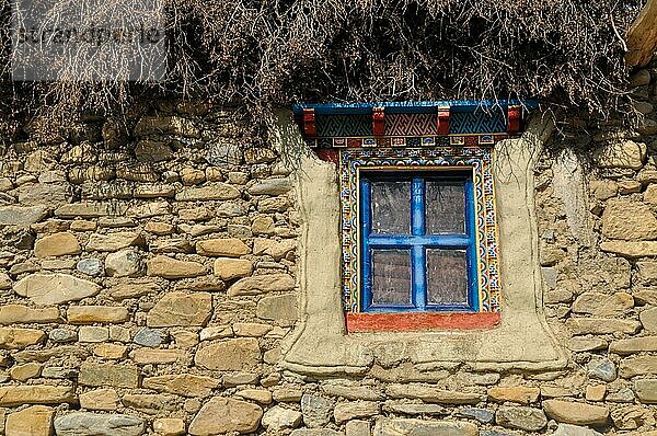 Traditionell dekoriertes Fenster in einem alten nepalesischen Steinhaus