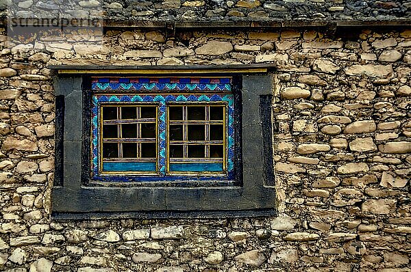 Traditionell dekoriertes Fenster in einem alten nepalesischen Steinhaus