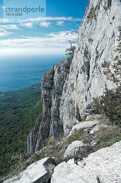 Schöner Blick auf den Gipfel einer steilen Felswand in Jalta  Krim