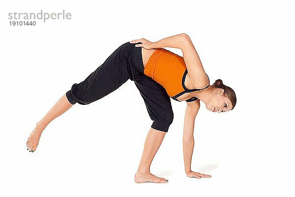 Fit attraktive junge Frau macht erste Stufe der Yogaübung genannt Halbmond Pose  vor weißem Hintergrund
