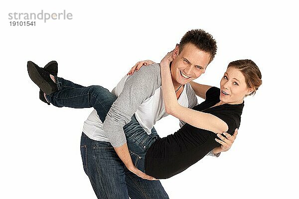 Junge fröhliche glückliches Paar Spaß Frau umarmt Mann vor weißem Hintergrund