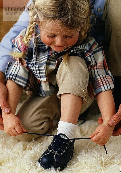 Mädchen schnürt die Schuhe  Papa hilft digital und KB-Dia