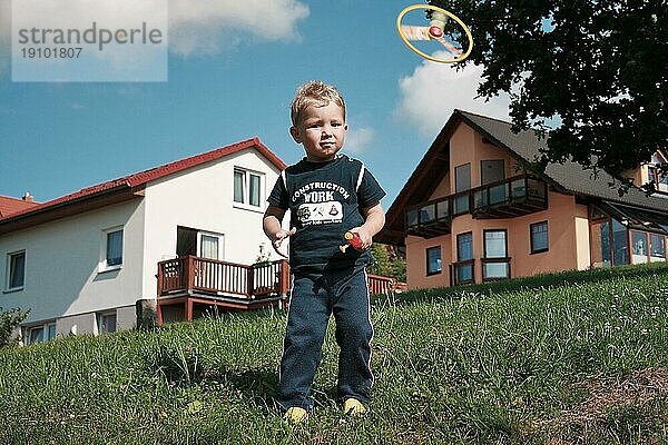 Kleiner Junge spielt mit Propeller-Spielzeug  Heringsdorf  Insel Usedom