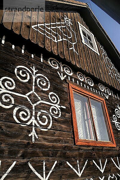 Bemalte Fassade eines traditionellen Holzhauses in der Slowakei im berühmten Dorf Cicmany