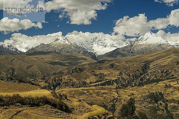 Panoramablick auf sonnenbeschienene Hänge in der peruanischen Cordillera Negra