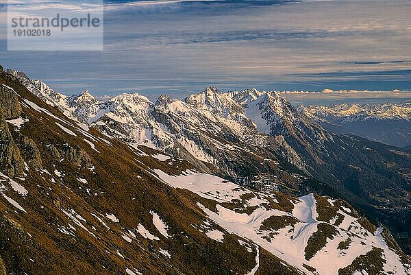 Landschaftlich reizvolle Berggipfel rund um die Leutkircher Hütte in den Tiroler Alpen in Österreich