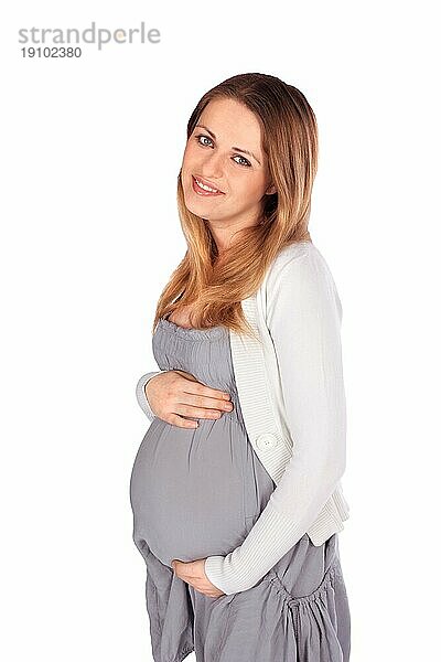 Fröhlich glücklich neun Monat schwangere Frau hält Bauch auf weißem Hintergrund isoliert