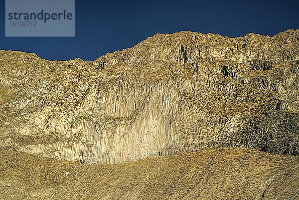 Malerischer Blick auf die Steinmauern um den Canon del Colca  berühmtes Touristenziel in Peru