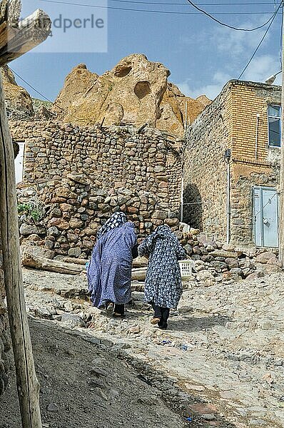 Zwei iranische Frauen auf der Straße im Dorf Kandovan  Nordiran