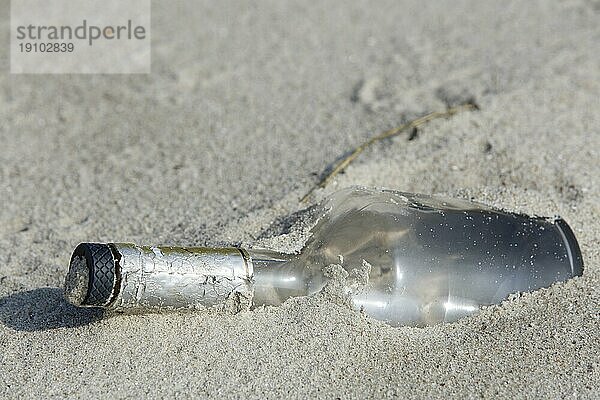 An den Strand angespülter Müll aus dem Meer  Einfluss des Menschen auf das marine Ökosystem  Minsener Oog  Niedersachsen  Deutschland  Europa