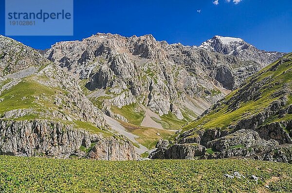 Landschaftlich reizvolle Berggipfel im Tien Shan in Kirgisistan