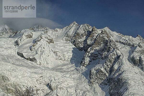 Panoramablick auf die zerklüftete Felswand des Mt. Blanc im Winter