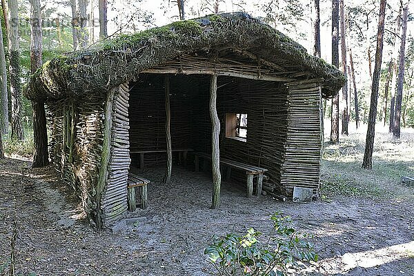 Rasthütte aus Naturmaterialen im Wald  Sachsen-Anhalt  Deutschland  Europa