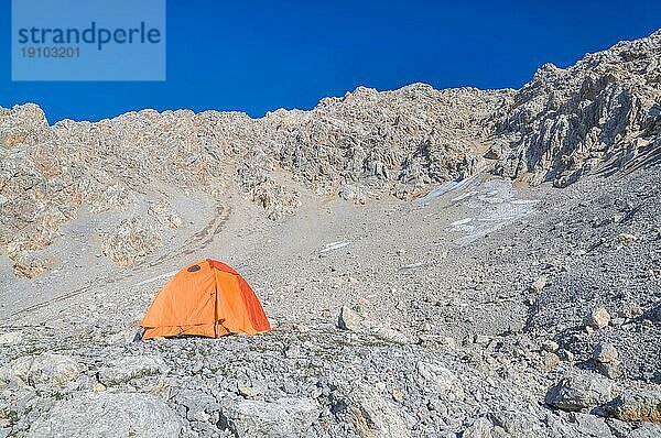 Camping in großen Höhen in den malerischen Bergen Kirgisistans