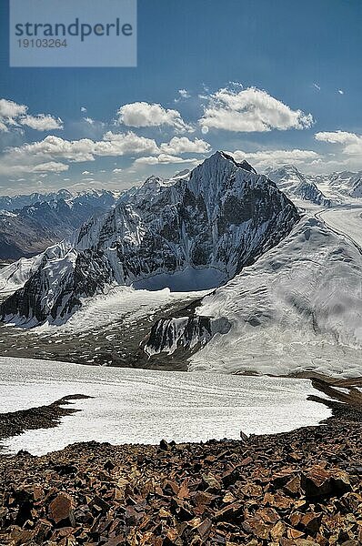 Landschaftlich reizvolle Berggipfel im Pamirgebirge in Tadschikistan